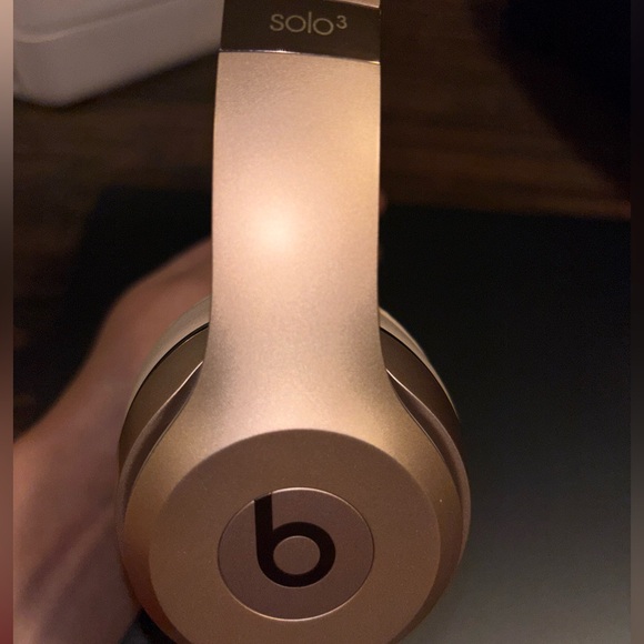 Beats Solo 3, barely used comes with carrying case - Picture 4 of 6